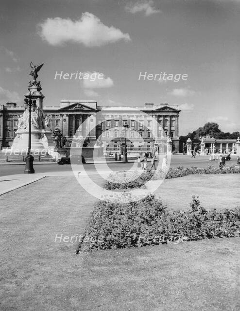 Buckingham Palace, London, c1955. Creator: Arthur Charles Kirby Ware.