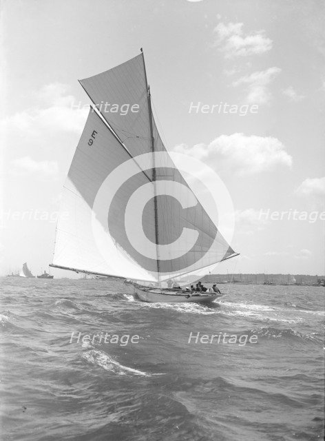 'Davo III', a 12 Metre class sailing yacht, runs before the wind, 1911. Creator: Kirk & Sons of Cowes.