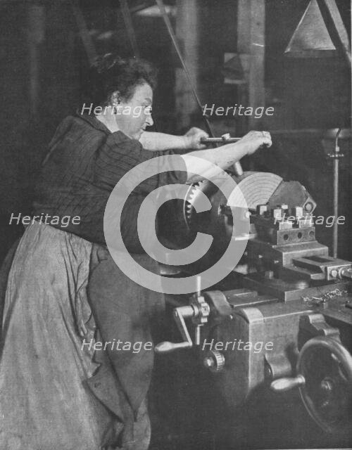 'Les femmes dans les usines de guerre; Une travailleuse de l'usine de guerre', 1916. Creator: Unknown.