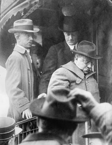 Roosevelt reaches Oyster Bay, 1912. Creator: Bain News Service.