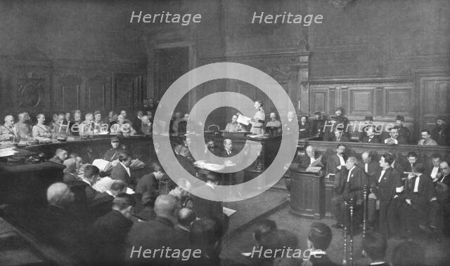 'Le defaitisme et les grands proces; le proces Lenoir - Charles Humbert; la lecture du..., 1919. Creator: Jean Clair-Guyot.