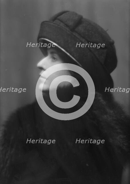 Thomas, S.B., Mrs., portrait photograph, 1912 Nov. 26. Creator: Arnold Genthe.