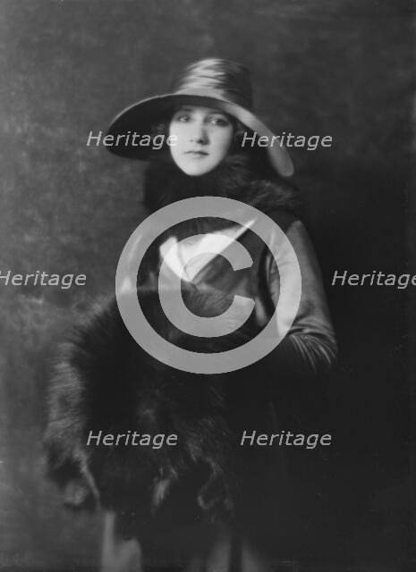 Isadora Duncan dancer, portrait photograph, between 1915 and 1923. Creator: Arnold Genthe.
