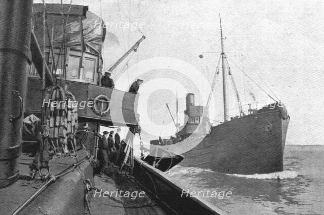 'La flotte d'avant-garde; le dragage des mines. On descend le "kite" (litteralement; "cerf..., 1916. Creator: Unknown.