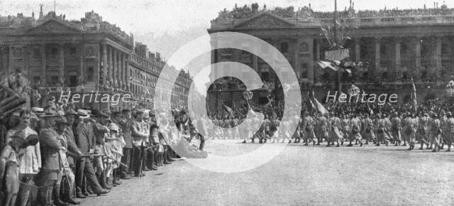 'Le jour de gloire; le defile triomphal place de la Concorde: l'entrée de la rue Royale..., 1919. Creator: Unknown.