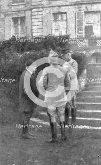 'Dans la Bataille; M. Clemenceau, au Q. G. de la 1st armee, s'entretient avec les generaux..., 1918. Creator: Unknown.