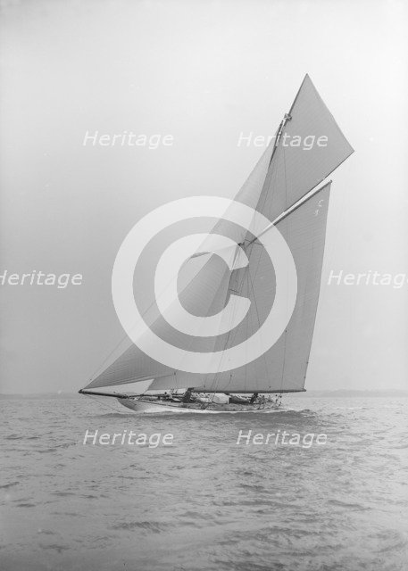 The 19-metre cutter 'Norada' sailing close-hauled, 1913. Creator: Kirk & Sons of Cowes.