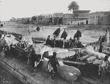 'Kut-el-Amara avant les evenements actuels : chargement d'un chaland sur la rive du Tigre', 1916. Creator: Unknown.