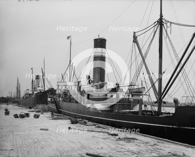 Gordon's wharves, Savannah, Ga., between 1900 and 1910. Creator: Unknown.