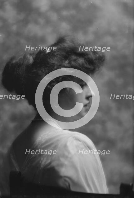 Ingalls, Gladys, Miss, portrait photograph, 1912 May 15. Creator: Arnold Genthe.