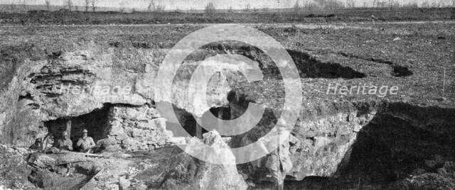 'Du 16 au 30 avril 1917; Une de ces creutes ou carrieres, creusees dans la craie des falaises...1917 Creator: Unknown.
