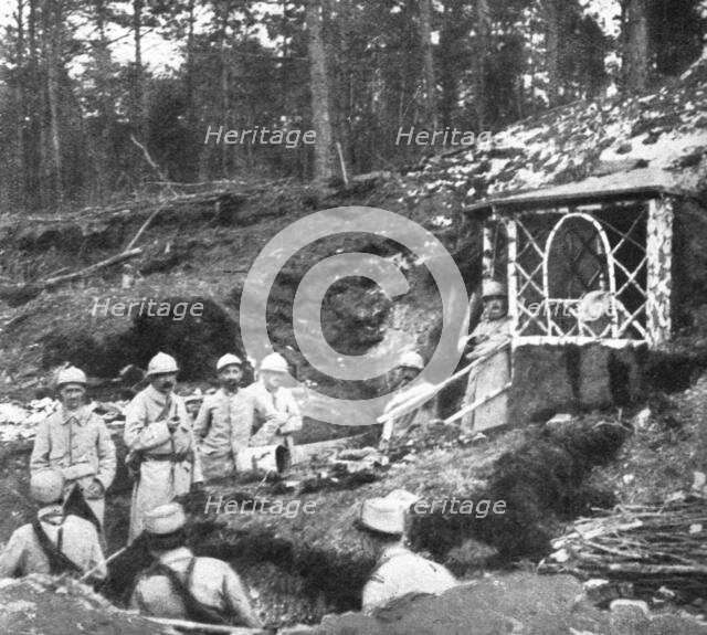 'Derriere L'ennemi refoule; Dans le bois du trou Bricot, une "cagna" d'officiers...1915 (1924). Creator: Unknown.