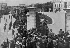 ''L'etat de siege a Salonique; nos soldats gardent l'entrée de la Prefecture', 1916. Creator: Unknown.