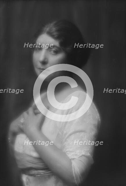 Ware, Helen, Miss, portrait photograph, 1913. Creator: Arnold Genthe.