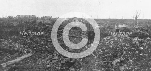 'Les succès Britanniques, entre Arras et Lens; A travers la champ de bataille: l'emplacement...1917. Creator: Unknown.