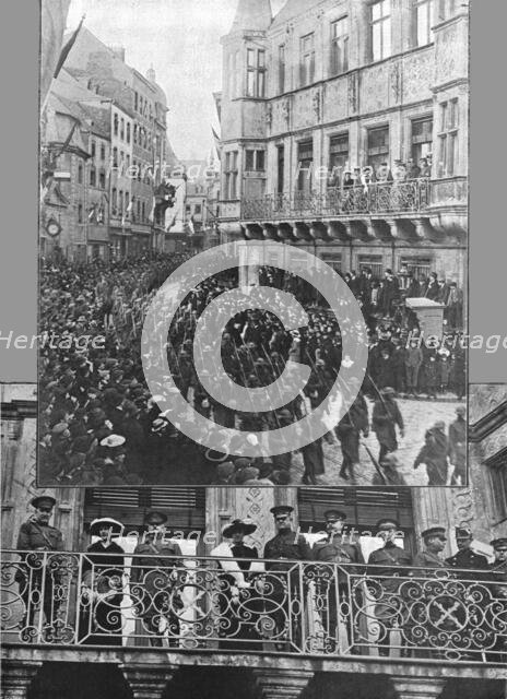 'Les Americains dans le Luxembourg; A Luxembourg, sur le balcon du Palais, aux cotes... 1918. Creator: Unknown.