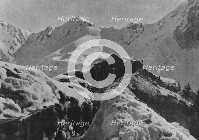 'Sur le front Italien; La guerre en haute montagne : tranchee et poste avance a..., 1916. Creator: Unknown.