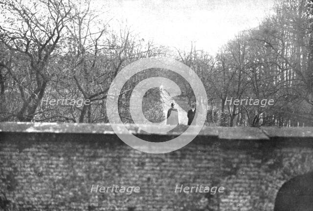 ''Dechu; Coiffe d'un chapeau tyrolien, une pelerine sur les epaules, l'ex-kaiser, accompagne...1918. Creator: Unknown.