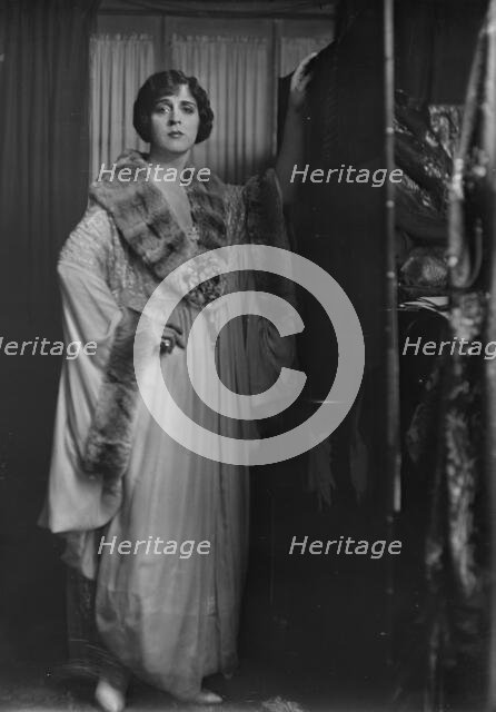 Cowl, Jane, Miss, portrait photograph, 1918 Oct. 14. Creator: Arnold Genthe.