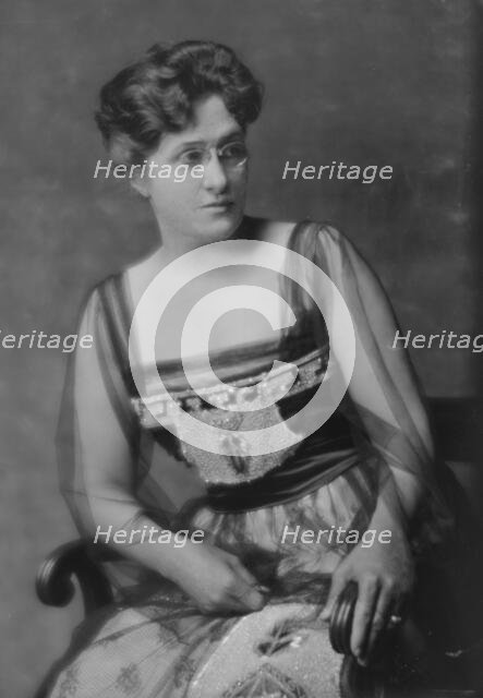 Spear, C.H., Mrs., portrait photograph, 1915 Nov. 26. Creator: Arnold Genthe.