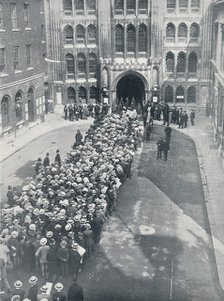 Waiting to enter the Guildhall for Mr. Asquith's first great call to arms meeting, 1914. Artist: Unknown