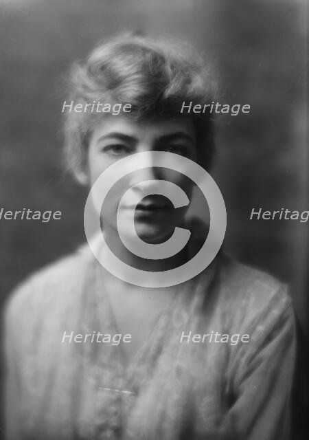 Carr, H.C., Mrs. (Dorothy Dunn), portrait photograph, between 1914 and 1918. Creator: Arnold Genthe.