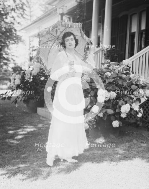 Leslie, Margeurite, standing outdoors, 1917 Aug. 18. Creator: Arnold Genthe.