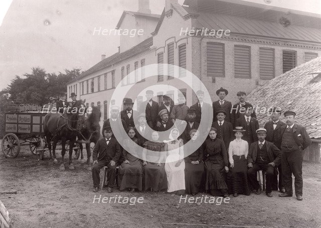 The workforce of the Kronlein brewery, Landskrona, Sweden, c1900. Artist: Unknown