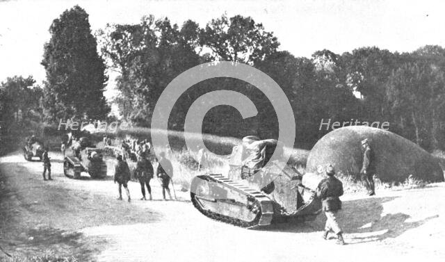 ''En Argonne; L'amalgame a l'arriere de l'offensive; chars d'assaut americains, fantassins..., 1918. Creator: Unknown.