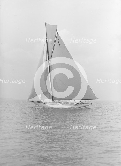 The 10 Metre class 'Eleda' (F6) sailing close-hauled, 1913. Creator: Kirk & Sons of Cowes.