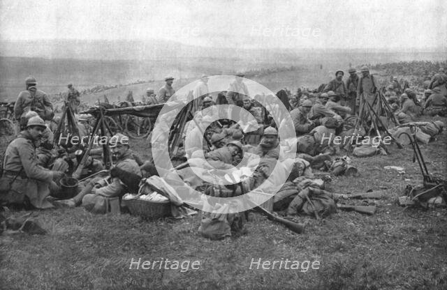 ''Derriere le front de Verdun; Dans la plaine un bivouac de troupes allant au repos', 1916 (1924) Creator: Unknown.