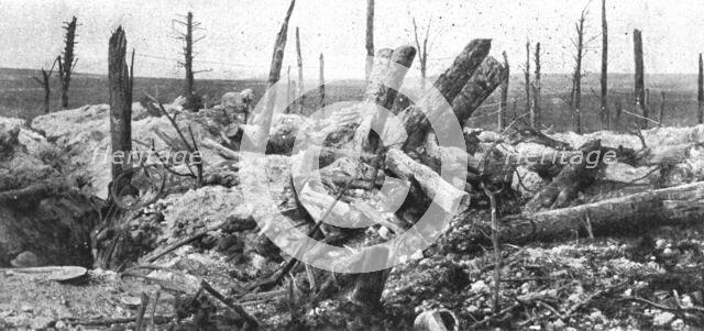 'Derriere la bataille, au Sud de la Somme: Le travail de notre artillerie sur les defenses..., 1916. Creator: Unknown.