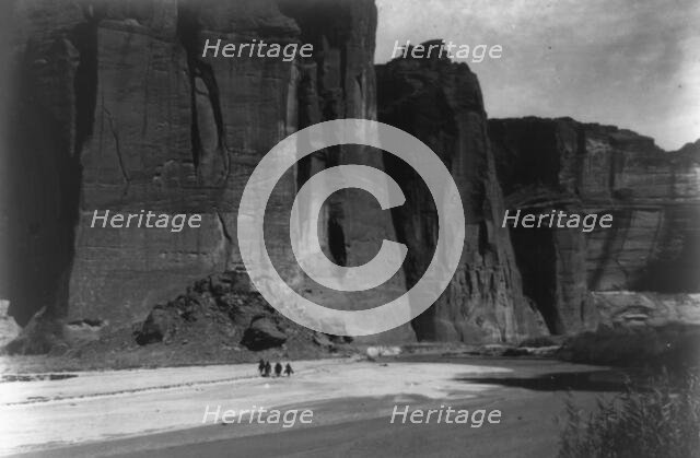 The cliffs, Canyon de Chelly, Ariz., c1905. Creator: Edward Sheriff Curtis.