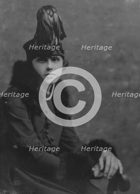 Sykes, Gladys, Miss, portrait photograph, 1916. Creator: Arnold Genthe.