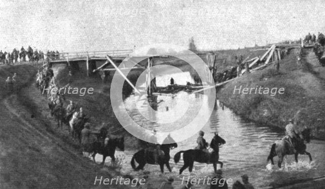 ''L'autriche succombe; Cavaliers italiens passant le Monticano', 1918. Creator: Unknown.