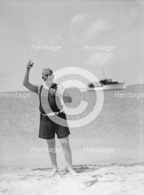 Hunt, Seth, Mr., at the beach, between 1931 and 1942. Creator: Arnold Genthe.