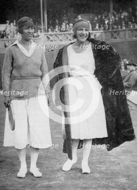 Mrs Mallory (left) and Suzanne Lenglen before their famous first final at the 'new' Wimbledon, 1922. Artist: Tropical Press