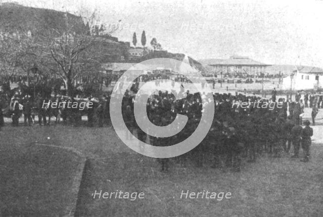 'Une base Allemande en Adriatique: L'occupation de Corfou; la musique des alpins aux..., 1916. Creator: Dr. Coupe.