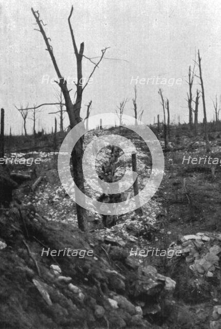 'Notre Infanterie a Verdun; La division du general Mangin a la peine et a l'honneur..., 1916. Creator: Unknown.