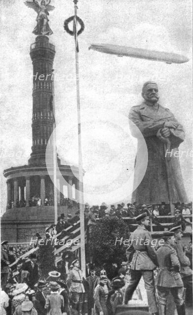 'Pour Tous Les Ages; L'inauguration du colossal Hindenburg de bois, dresse a Berlin... Creator: Unknown.