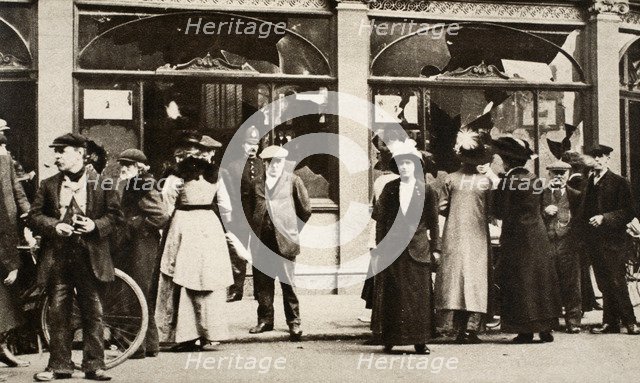 German tavern wrecked, Deptford, London, World War I, c1914-c1918. Artist: Unknown