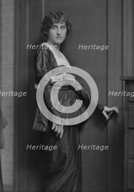 Plimpton, Albert, Mrs., portrait photograph, 1913 Dec. 18. Creator: Arnold Genthe.