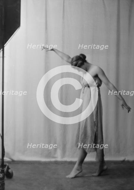 Beyer, Hilda, Miss, 1915 Dec. 8. Creator: Arnold Genthe.