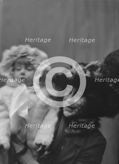 Hutchins, Mrs., and baby, portrait photograph, 1912 or 1913. Creator: Arnold Genthe.