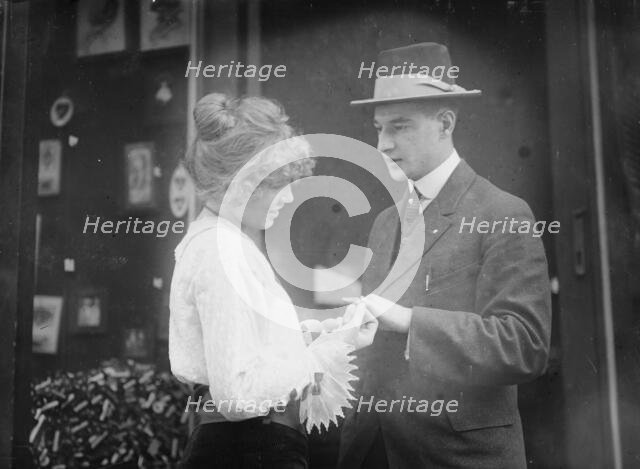 Henrietta Mielke giving iron ring to contributor, 22 Oct 1914. Creator: Bain News Service.