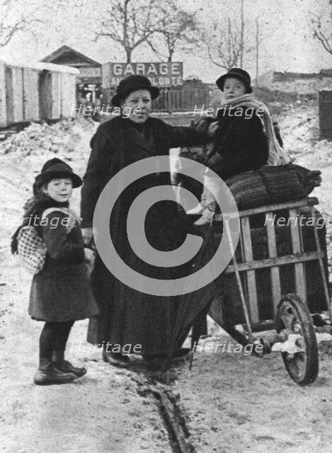 'Les rapatries du Nord de la France a annemasse (Haute-Savoie); une famille qui a..., 1916. Creator: Unknown.