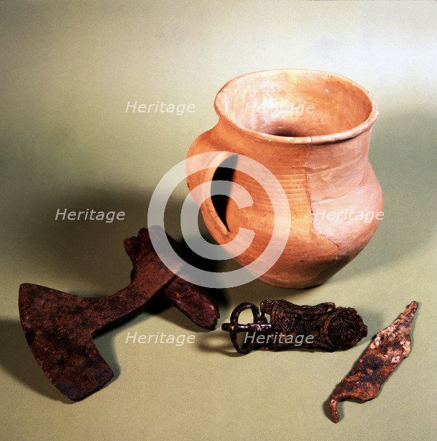 Pot, knife, ax and belt clip. From the Goros Cave in Hueto Arriba (Alava, Spain).