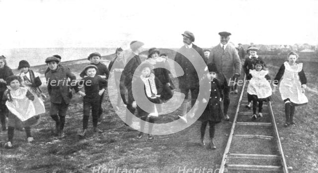 ''En Exil; L'ex-kronprinz en promenade dans l'ile de Wieringen, avec la bande d'enfants..., 1918. Creator: Unknown.