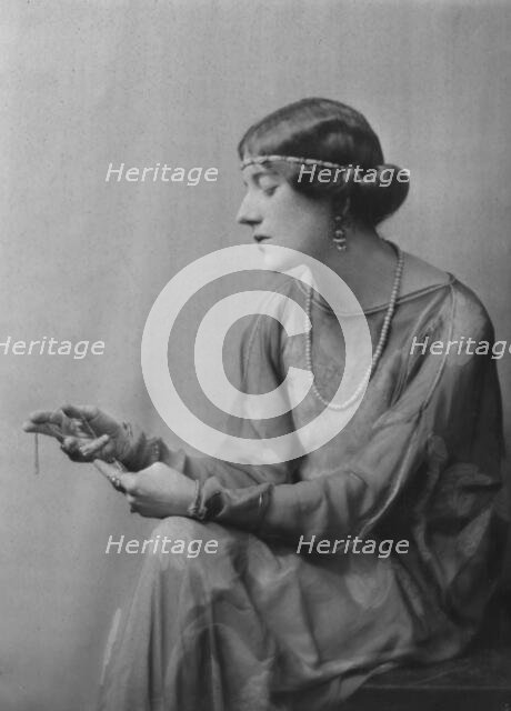 Coomarasumay, Ananda, Mrs. (Ratan Devi), portrait photograph, 1918 Jan. 14. Creator: Arnold Genthe.