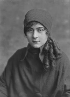 Duncan, Isabelle, Miss, portrait photograph, 1916 Apr. 24. Creator: Arnold Genthe.
